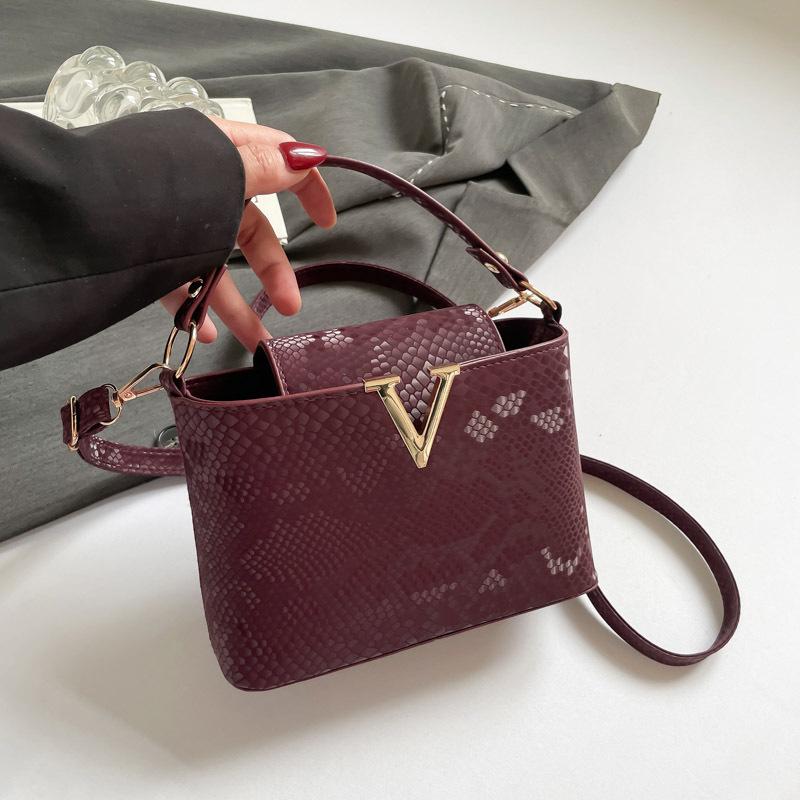 2025 light luxury high-end fashion women's handbag snake pattern versatile shoulder bag simple atmosphere messenger bag