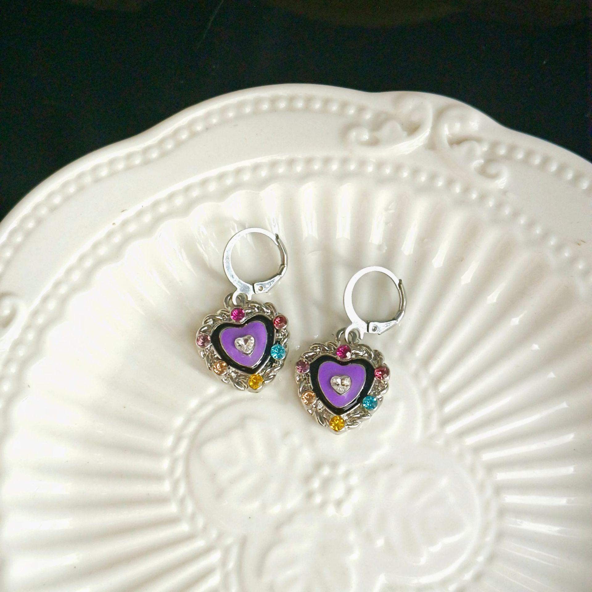 

Серьги-закрутки с цветными бриллиантами в форме сердца — модный дизайн 2025 года для женщин Heart Earrings фиолетовый