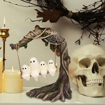 Geister auf einer Baumschaukel Halloween Dekoration Niedliche schwingende Geisterfigur Harz Geist Ornament für Veranda Schreibtisch Bücherregal Dekor