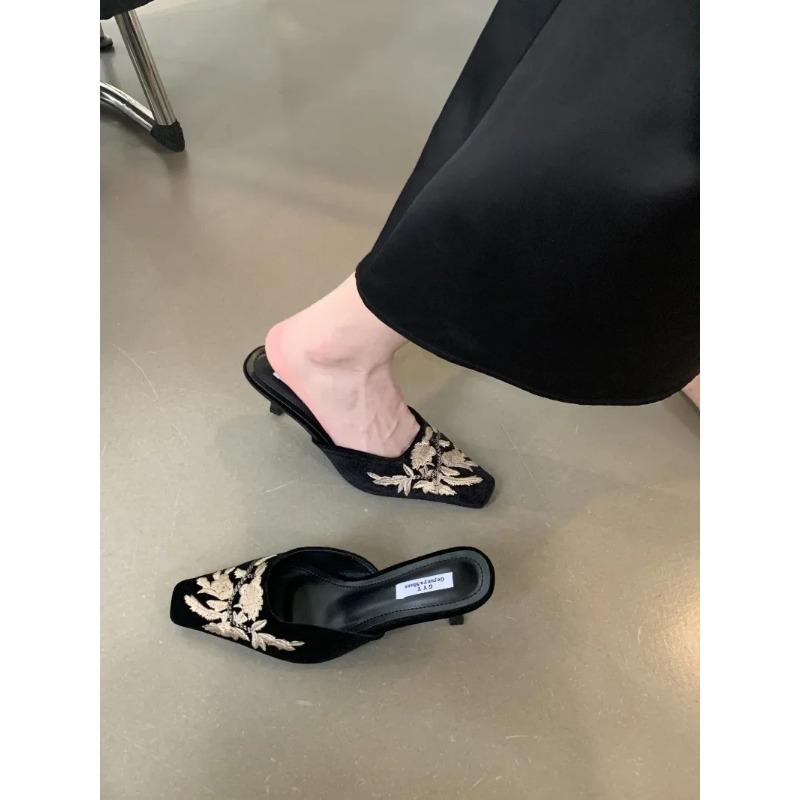 Baotou Bestickte Blume Halbe Hausschuhe Damenschuhe Neues Produkt Retro Mode Quadratischer Kopf Damenschuhe