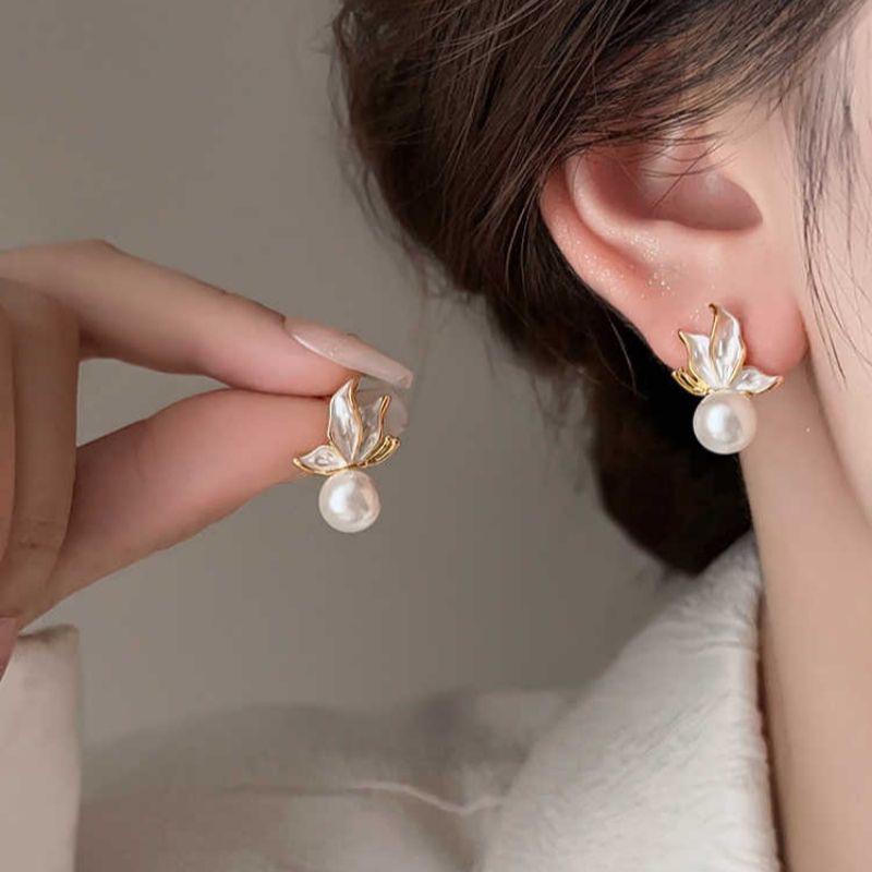 Koreanischer Stil Nicht-Piercing Ohrclip mit langem Quaste, Perlmutt Schmetterlings Design für Damen - High-End, Coole Mode.