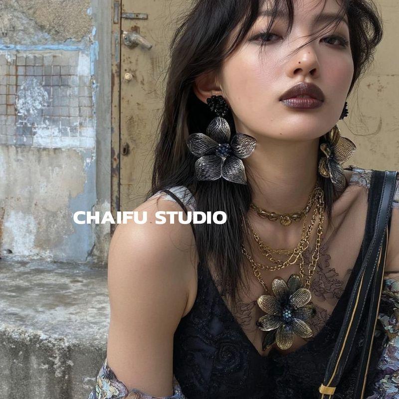 

Chaifu Studio/R639 European and American Exaggerated Hollow Mesh Large Flower Earrings Vintage Light Luxury Diamond-Encrusted Earrings Black Pair