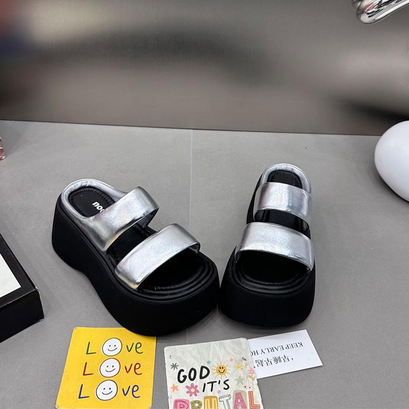 

Весна и лето 2025 года новая женская обувь популярные шлепанцы на толстой подошве модная уличная летняя небольшая высота прохладные шлепанцы 35 серебряный