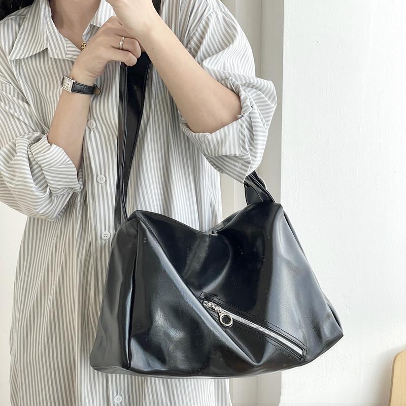 Women's High Capacity Tote Bags Korean Style Soft Skin Retro Crossbody Bags Niche Leisure Versatile Fashion Black Shoulder Bags