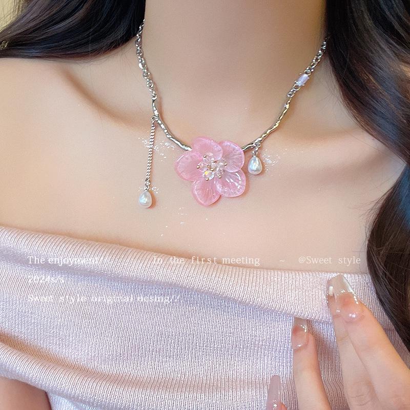 Schicke Halskette mit rosa Rosenanhänger – Luxuriöse Schlüsselbeinkette für Damen