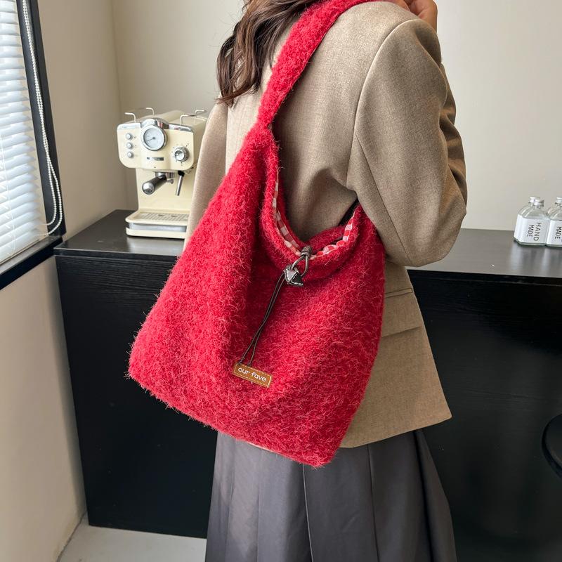Gentle milk powder color wool bag fashionable shoulder messenger bag new plush double-sided bag premium bucket bag
