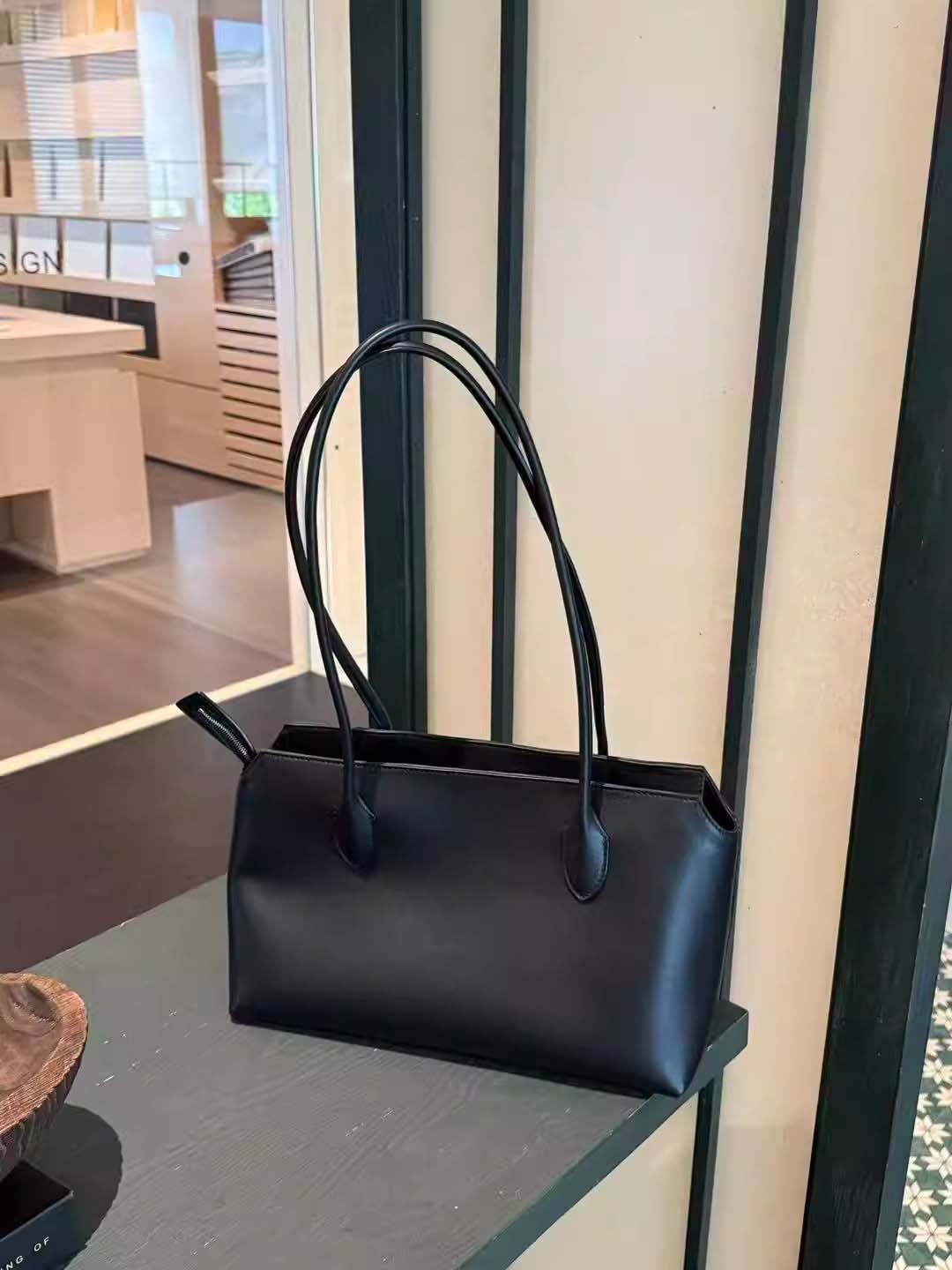 

Jennie s Same Style Row Series Terrasse Imported Genuine Calfskin Shoulder Bag чорний