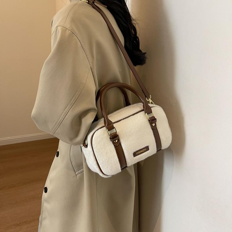 

This year s popular plush women s bags 2025 new winter women s bags portable shoulder splicing large-capacity messenger bags 25*10*15 покинуть белый