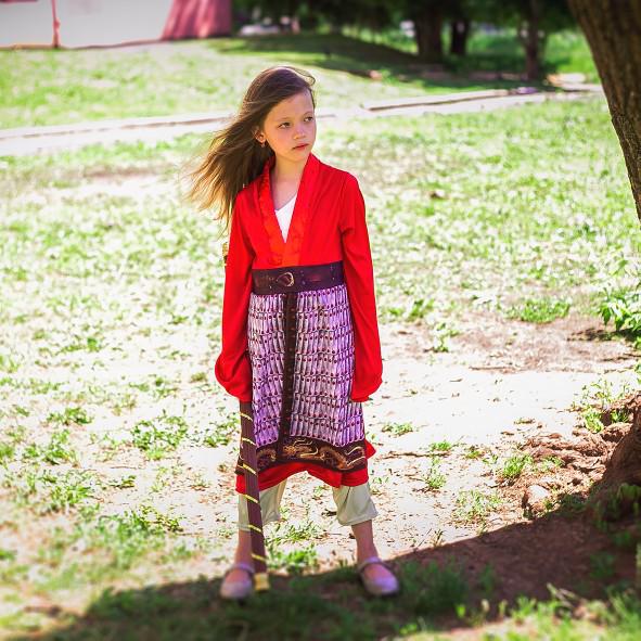 Dívčí cosplay kostým Mulan z hraného filmu na Halloween