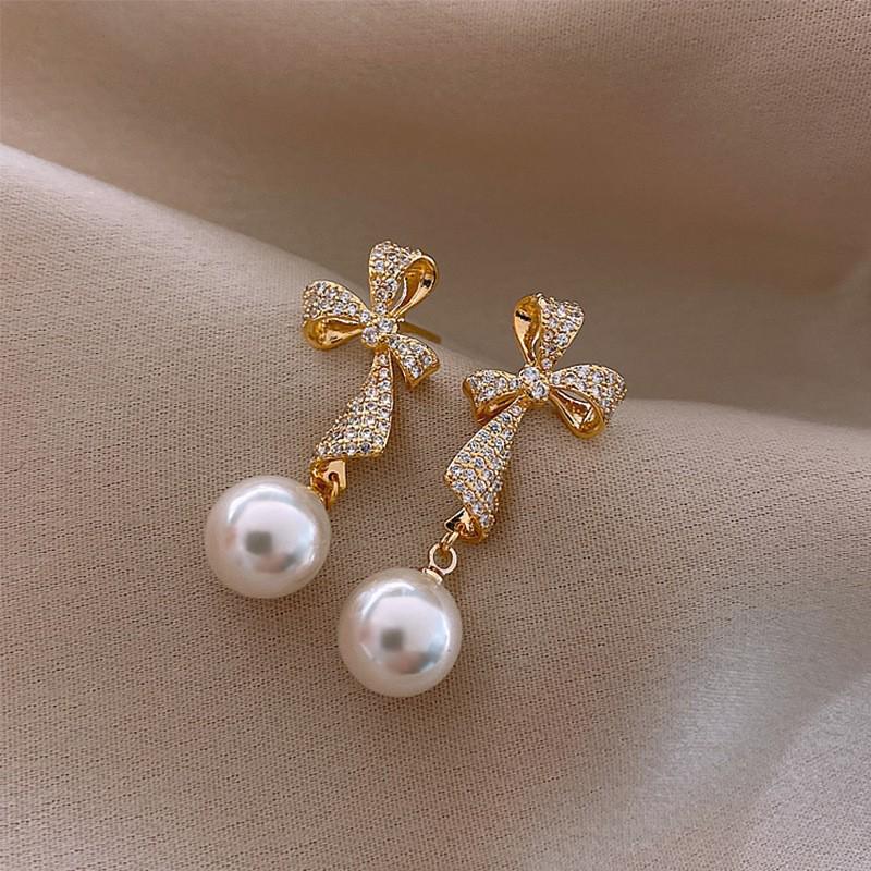 French Retro Pearl Flower Stud Earrings: Elegant, Fashionable, Versatile High-End Accessories for Women