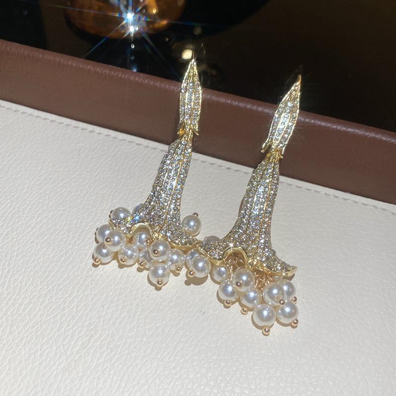 Diamond-encrusted flower pearl necklace earrings set retro elegant light luxury banquet exquisite high-end jewelry