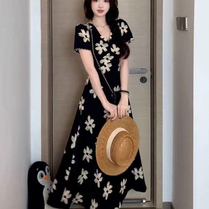 French temperament, fashionable temperament, V-neck waist and thin floral dress, new retro and elegant trend S