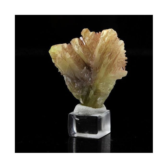 Pierres et Minéraux. Cerusite jaune. 64.3 ct. M'fouati Mine, M'fouati District, Congo.