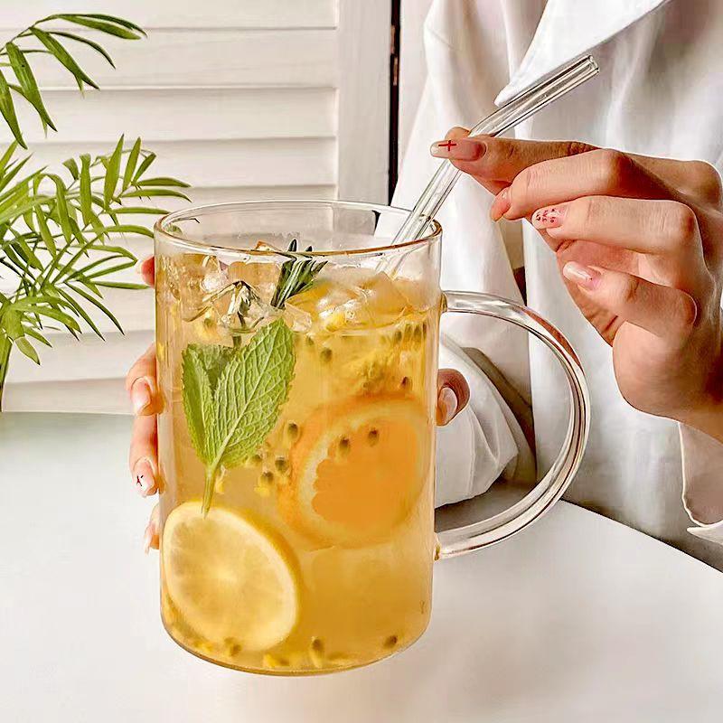 כוס זכוכית גדולה בנפח 1000 מ"ל עם ידית ומכסה, עם סולם מדידה, כוס מים, כוס זכוכית, בקבוק מיץ חלב, כלי שתייה לבית ולמשרד