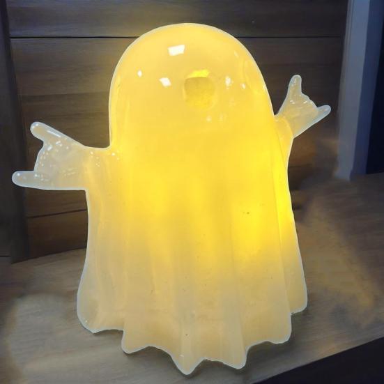 Pryskyřičná svítící dekorace duch pro Halloween Malá bílá figurka ducha Roztomilá svítící soška ducha pro domácí stolní patrovou podnosovou dekoraci