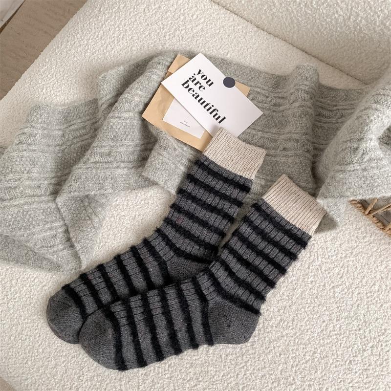 Thick and Warm Wool Dot Yarn Striped Socks for Autumn and Winter, Women's Plush Color-blocking Pile Socks, Versatile Mid-calf