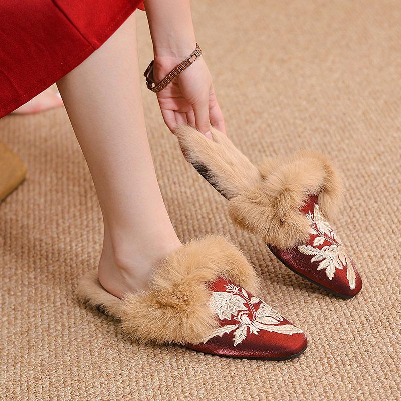 558-28 Autumn and winter 2025 Autumn women's velvet soft-soled cotton slippers Embroidered slippers Hanfu shoes Embroidered shoes Hot models