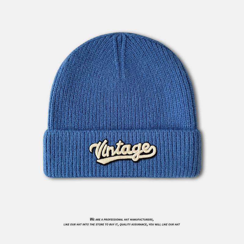 

Вязаная шапка с вышивкой букв для женщин на осень и зиму, утолщенная теплая шапка-балаклава, японская универсальная модная повседневная шерстяная шапка для мужчин one size