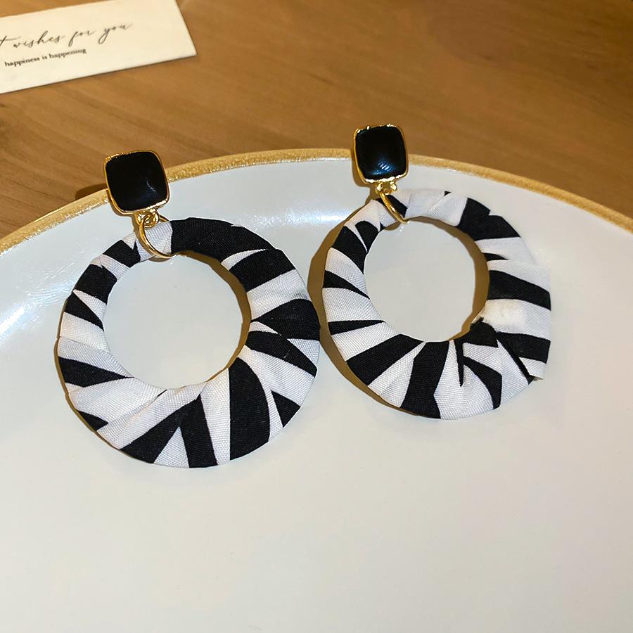 Maillard Retro Leopard Print Geometric Round Earrings Light Luxury High-end Stud Earrings Autumn and Winter Niche Temperament Earrings