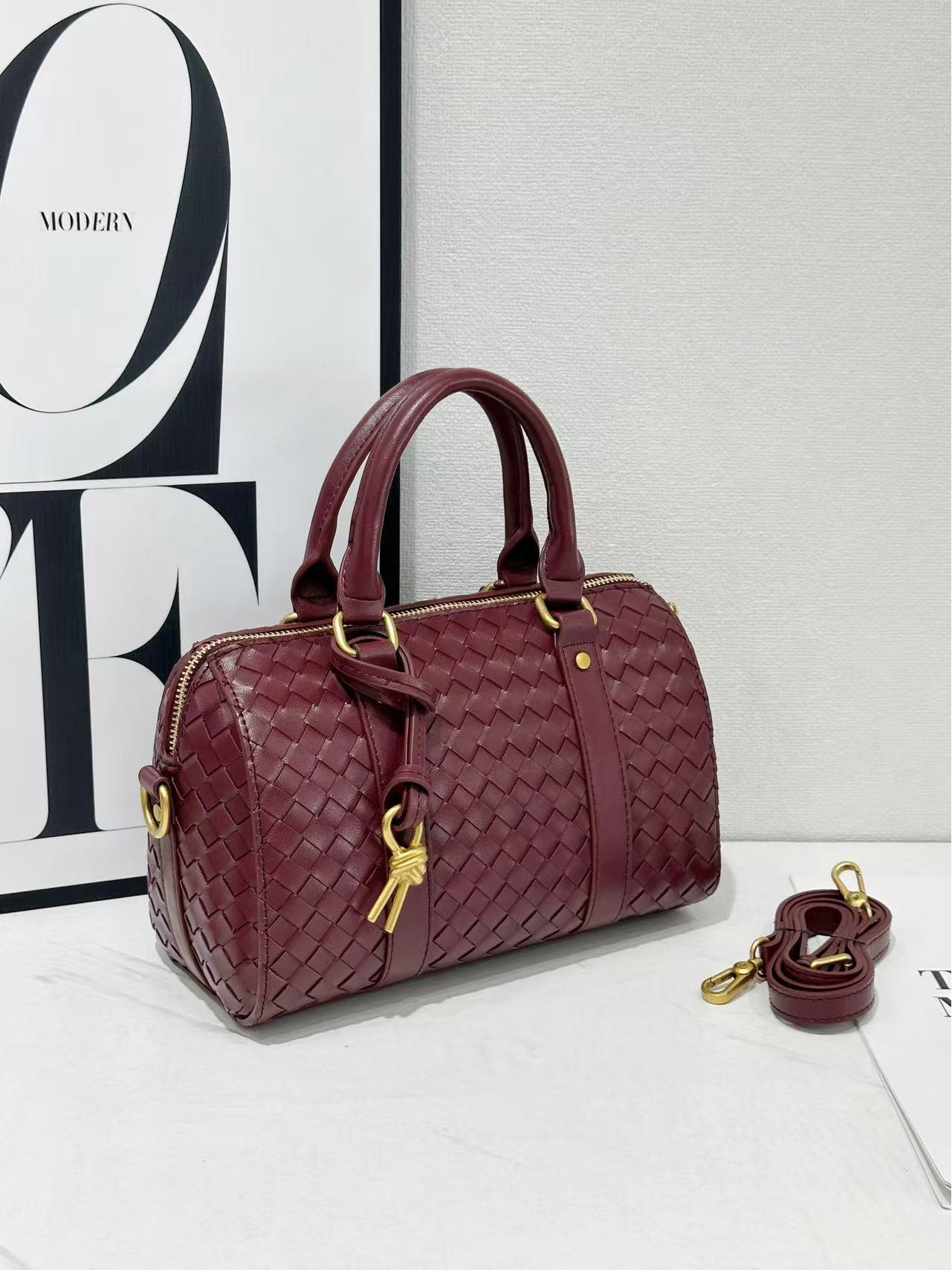 

Сумка из плетеной воловьей кожи Diamond, осень/зима 2025 г.: Универсальная сумка для бизнеса, поездок на работу, через плечо и через почтальона Conventional packaging (hardware without words) кларет