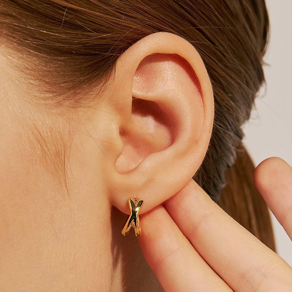 [Worn by Taeyeon, Red Velvet's Seulgi, P1Harmony's Kiho, Twice's Dahyun, and Jang Doyeon] Mini X One-Touch Earring