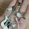 Portachiavi con Ciondolo Gatto e Chitarra Stile Y2K Vintage, con Perline in Lega, Artigianato Unico Fatto a Mano per Amanti degli Accessori Musica Indie