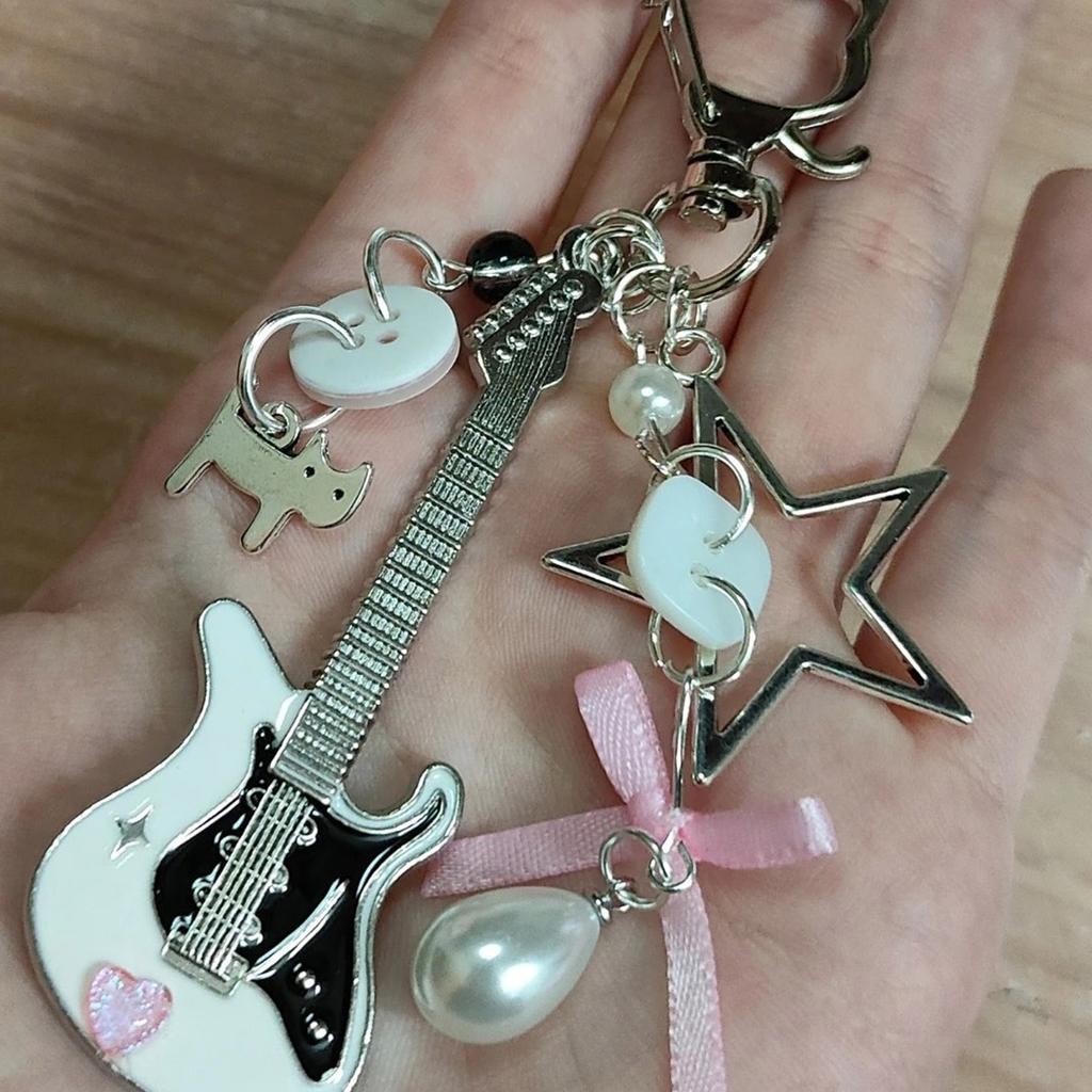 Portachiavi con Ciondolo Gatto e Chitarra Stile Y2K Vintage, con Perline in Lega, Artigianato Unico Fatto a Mano per Amanti degli Accessori Musica Indie