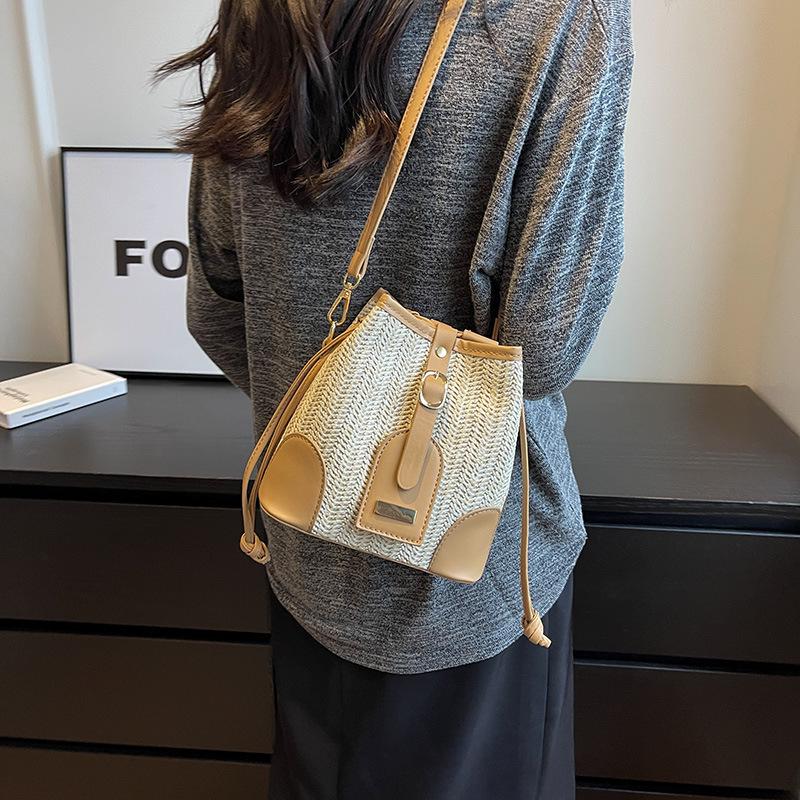 Woven bucket bag women's new 2025 fashion versatile shoulder bag splicing casual messenger straw bag