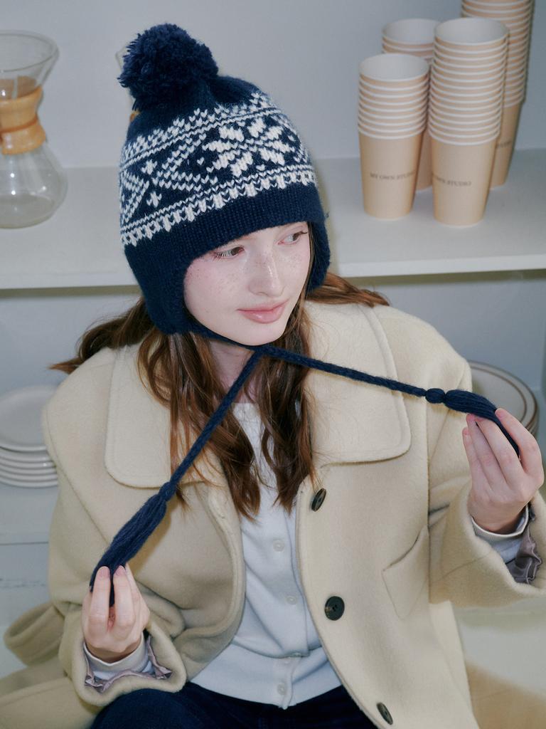 Olinkeompeulliteu Snowlake Jacquard Earflap Beanie (Navy)
