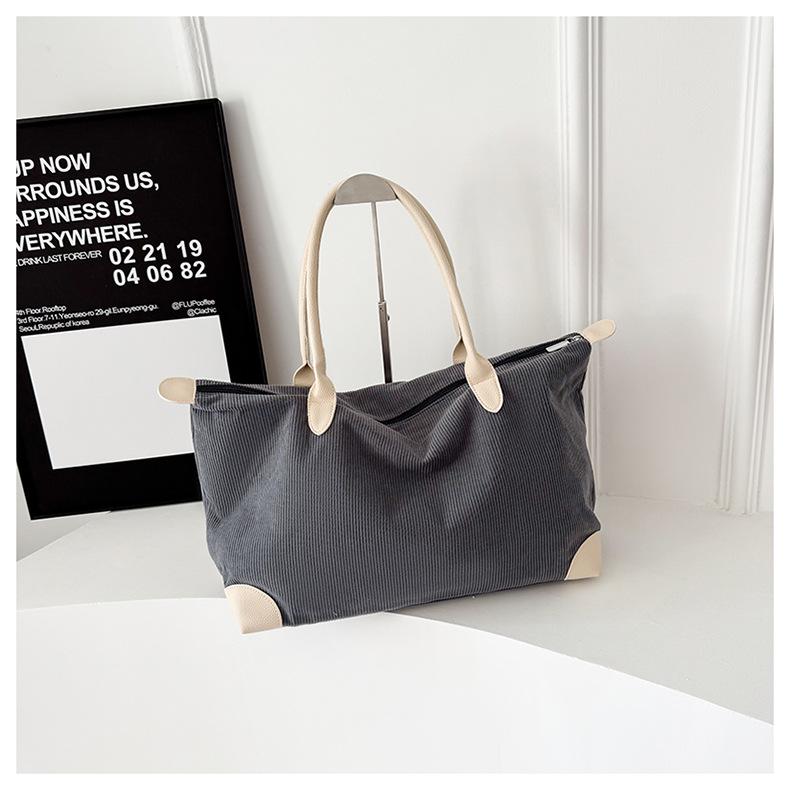 Versatile Large Capacity Casual Tote: Portable Single Shoulder Bag for Commuting or Short Trips
