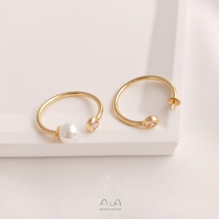 

Кольцо из золота 14 карат с цирконом и открытым бриллиантом, с полупросверленной бусиной и приклеенной жемчужиной в кристальной оправе