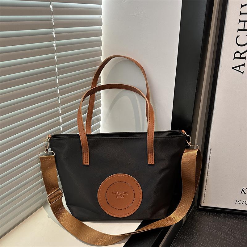 

High-end nylon cloth big bag women s 2025 new fashion contrasting color tote bag autumn texture underarm commuter bag small