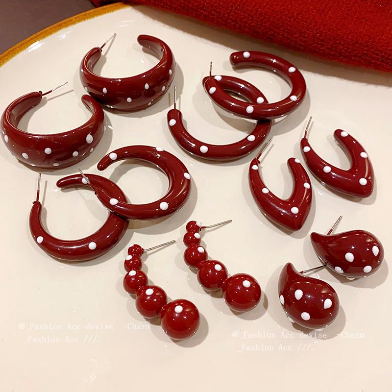 Geometric Drip Oil Polka Dot Steel Stud Earrings – Retro Hong Kong Style for Autumn/Winter Women's Fashion.