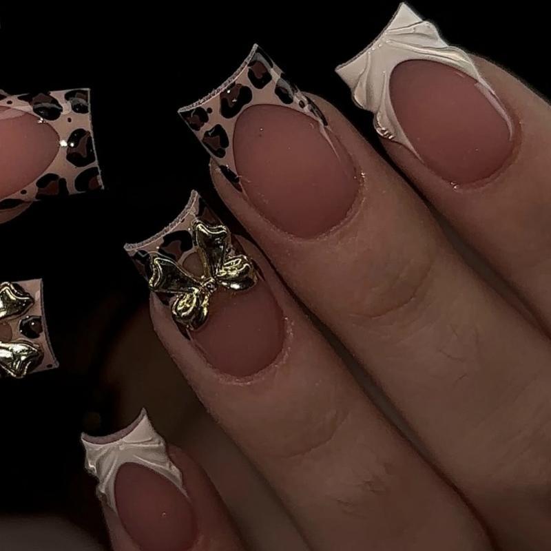 24Pcs Leopard Print French False Nails Spicy Girls Flower Brown Short Square Press On Nails With Diamond Design