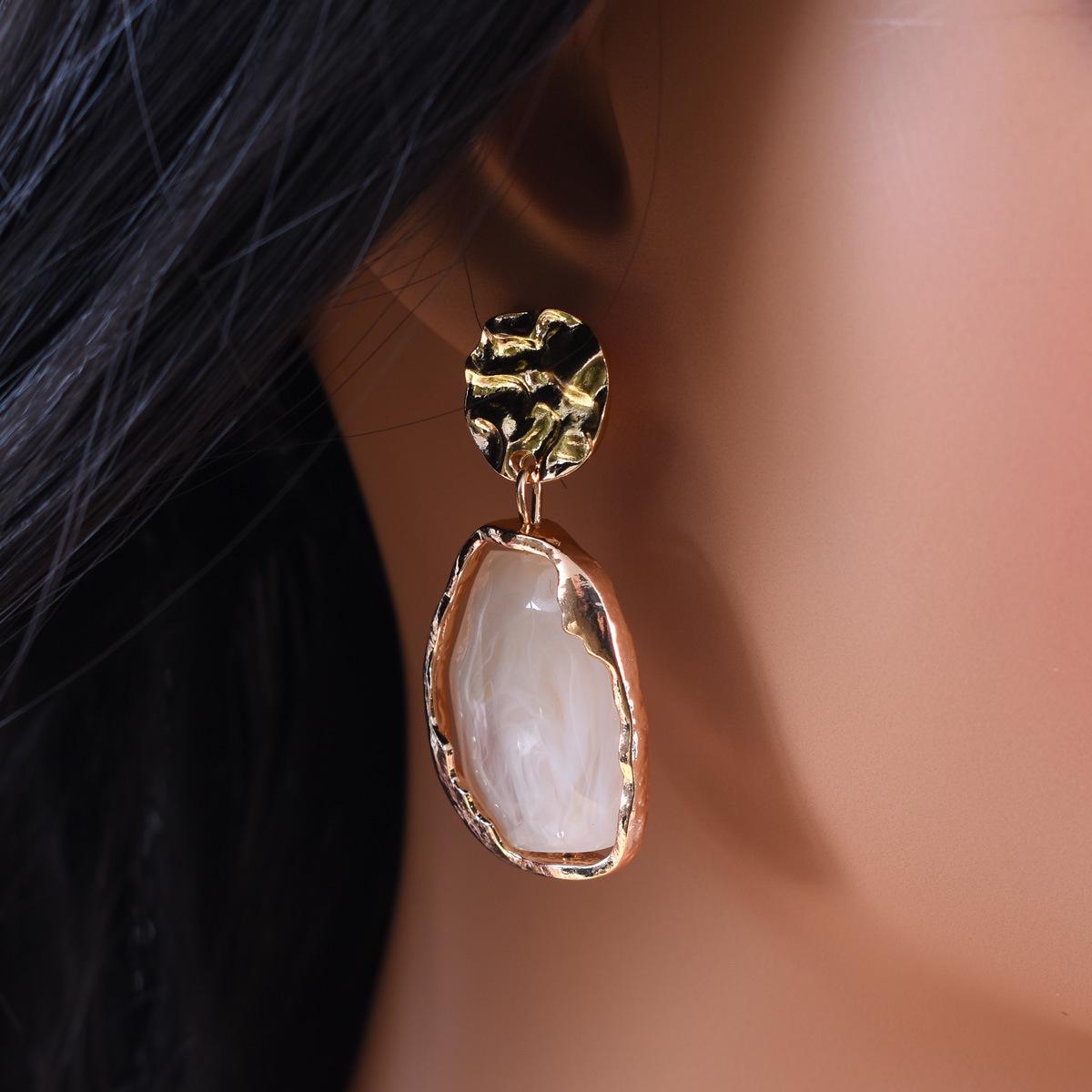 2024 Chic Euro-American Retro Gold Earrings for Women: Fashionable, Versatile & Elegant слоновая кость