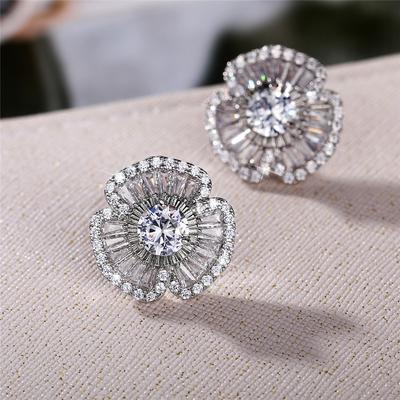 Huitan Splendidi Orecchini a Lobo a Forma di Petalo con Brillanti Zirconi Cubici di Cristallo Bling Bling Matrimonio Gioielli Trendy per Donne