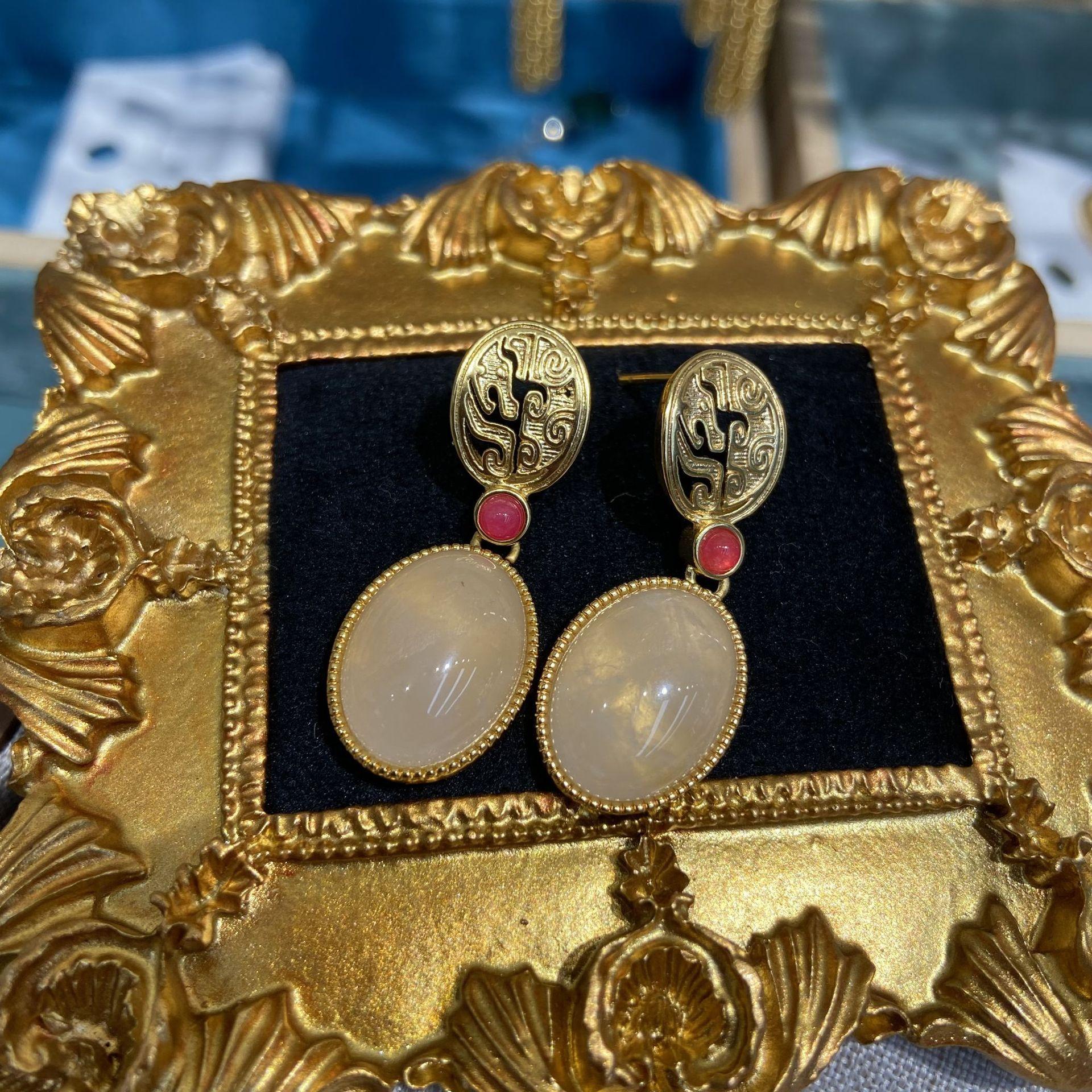 

Высококачественные ретро-серьги среднего размера, имитация агата, белые овальные серьги из нефрита, темпераментные позолоченные серебряные серьги-иглы 925 пробы