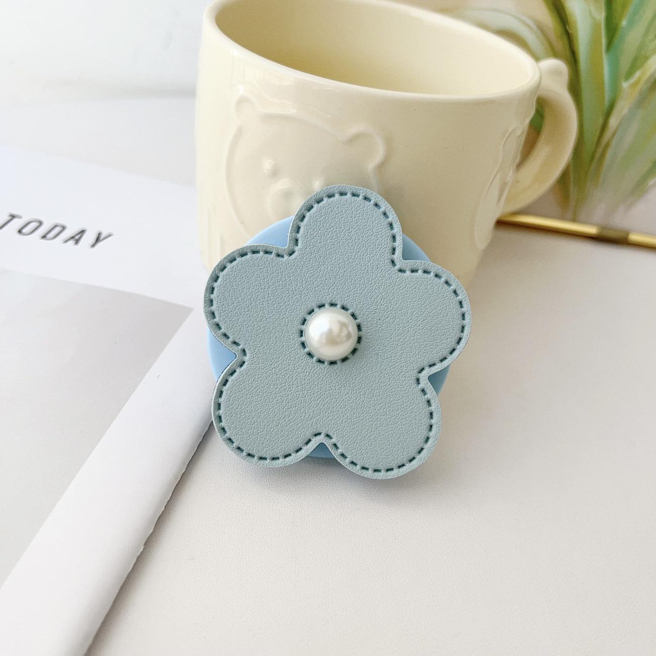 Pearl Leather Flower MagSafe Phone Holder: Strong Retractable Magnetic Grip