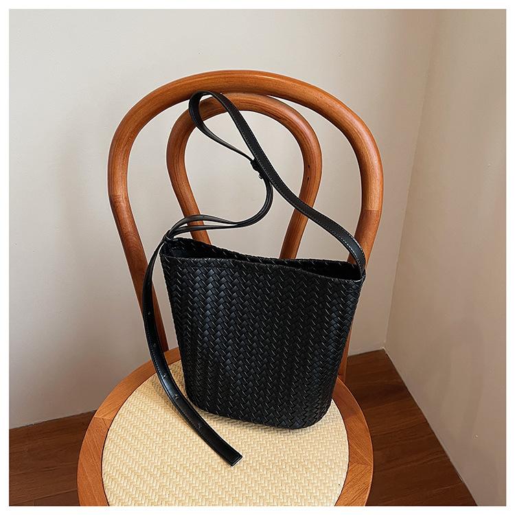 

Плетеная сумка Сумка-ведро Женская нишевая дизайнерская Летняя для работы На плечо Подмышку Сумка кросс-боди Женская чёрный