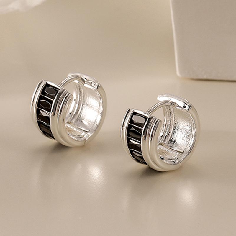 

Корейские и японские серьги-кольца с черным цирконом: Элегантные женские каффы серебряный