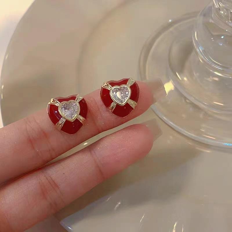 

Серьги в стиле ретро с красными буквами Love для женщин, новогодняя атмосфера, темперамент, универсальные серьги на осень и зиму, изысканные и уникальные серьги