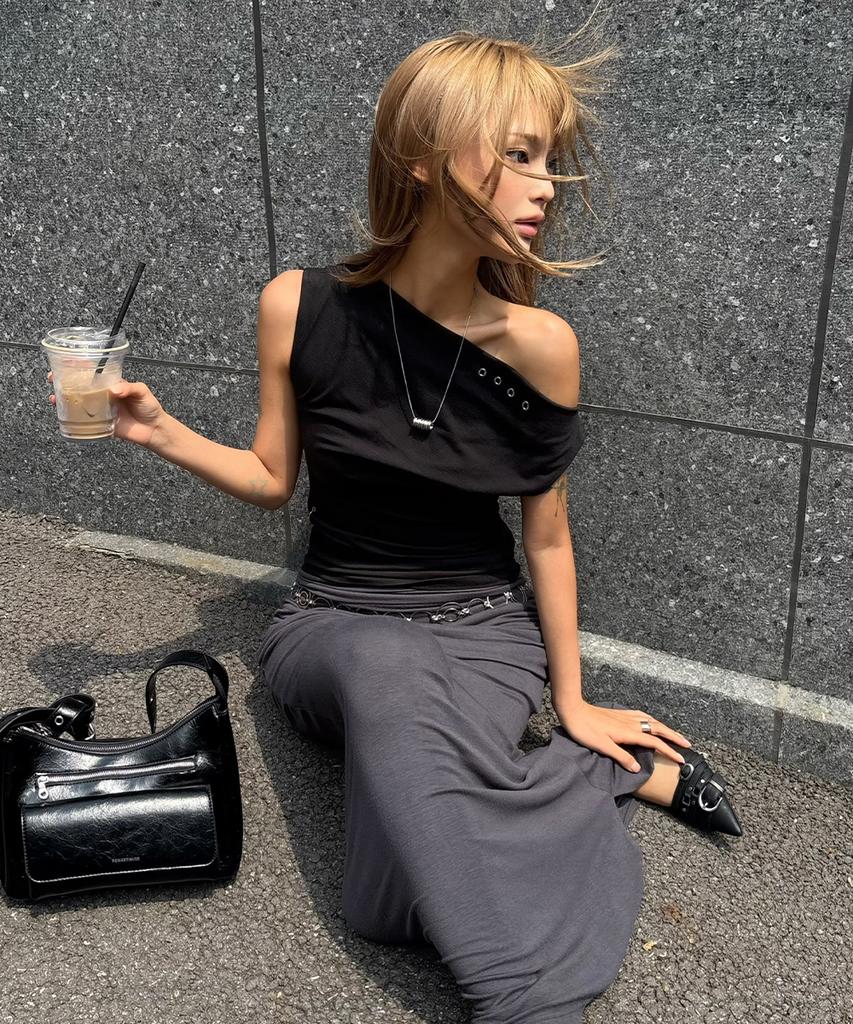 Lomaentinueo One-Shoulder Eyelet Sleeveless Top (Black)