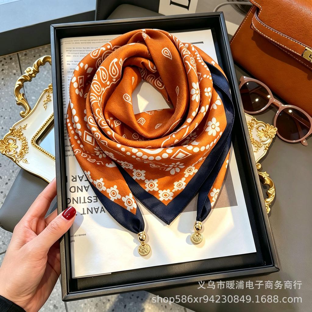 Xiaoxiangfeng new foreign air magnetic buckle scarf high-end triangular scarf versatile neck protection scarf printed windproof square scarf