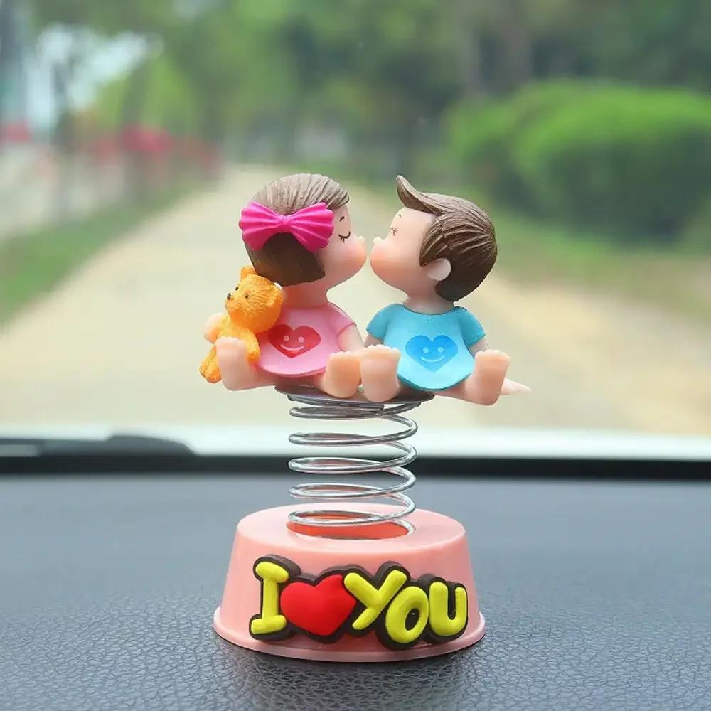 Bonito desenho animado casal primavera balançando a cabeça painel do carro boneca ornamento decoração interior do carro acessórios para presente