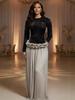 Elegantes Abendkleid mit hohem Bund, langen Ärmeln, Spitze und plissiertem Rüschenrock