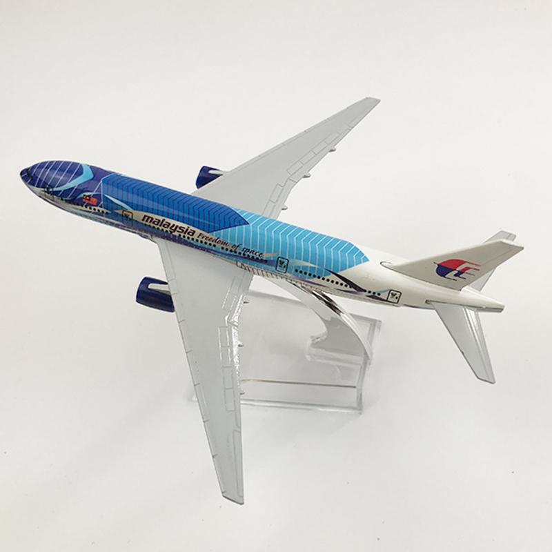 1/400 Scale16cm Malaysia Aeroplane Model Boeing 777 Plane Aircraft Model Airplane Diecast Metal Planes