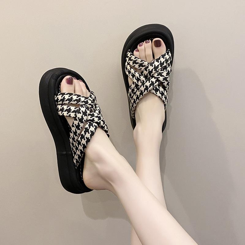 Сандалии с толстой подошвой увеличивающие рост тапочки женская летняя одежда для улицы Tide Ride Muffin A Word тапочки в клетку женская мода дышащая обувь 35 1829₽