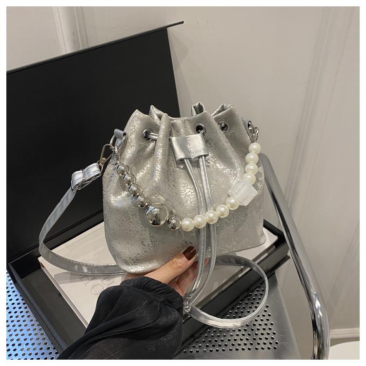 

Маленькая женская сумка 2025 новая модная универсальная сумка-цепочка, популярная в этом году супер огненная жемчужная сумочка, сумка-мессенджер, сумка-ведро серебряный