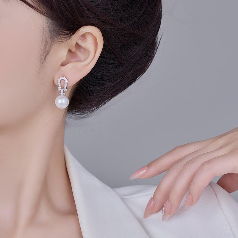 Classic Horseshoe Buckle Fashion Earrings Women'S S925 Silver Versatile Fashion Temperament Earrings Niche Simple Exquisite Ear Jewelry