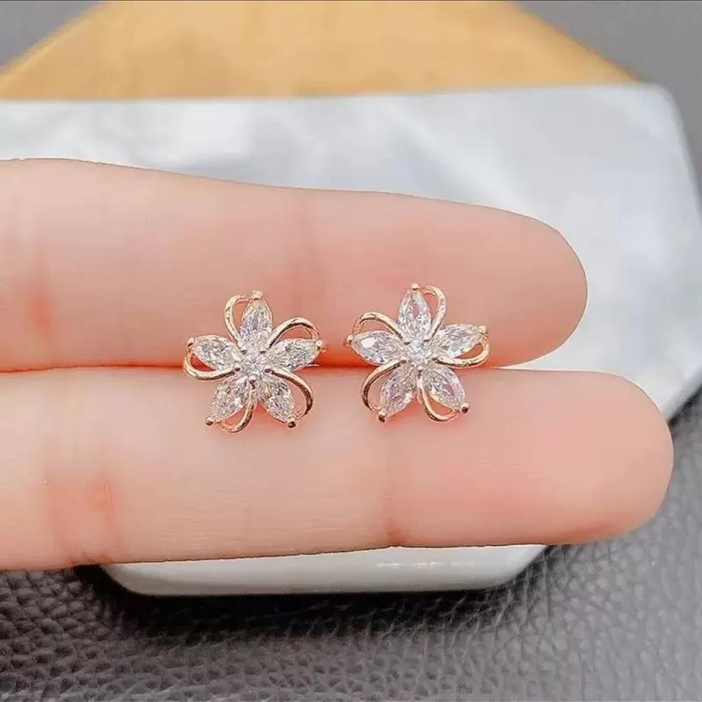 Small And Delicate Flower Earrings, Light Luxury, Elegant And Gentle Style, Versatile Fairy Earrings For Daily Commuting